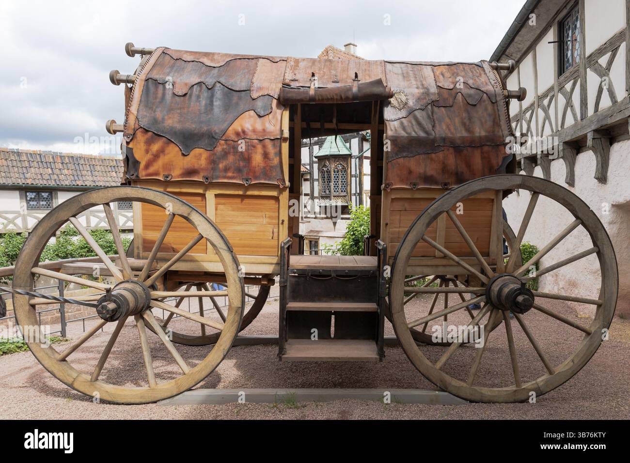 Carrozza medievale con vista su una finestra a bovindo decorata con vetri di piombo presso il castello di Wartburg Foto Stock