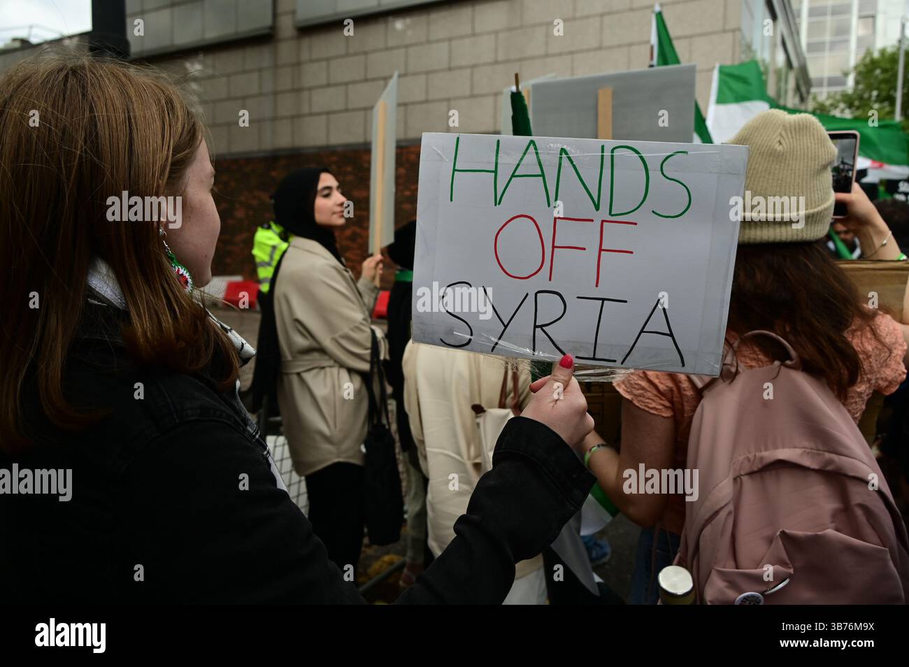 LONDRA, REGNO UNITO. 5 maggio 2025. Oggi Press TV: Funzionari iraniani e sauditi hanno congiuntamente affermato il loro impegno per la sovranità e l'integrità territoriale della Siria e condannato l'aggressione militare israeliana contro la nazione araba come "destabilizzante e illegale”. La protesta di Londra per fermare l'aggressione israeliana contro la Siria richiede la fine degli attacchi aerei israeliani contro la Siria e la fine dell'occupazione fuori dall'ambasciata israeliana a Londra, nel Regno Unito. (Foto di 李世惠/SEE li/Picture Capital) credito: Vedi li/Picture Capital/Alamy Live News Foto Stock