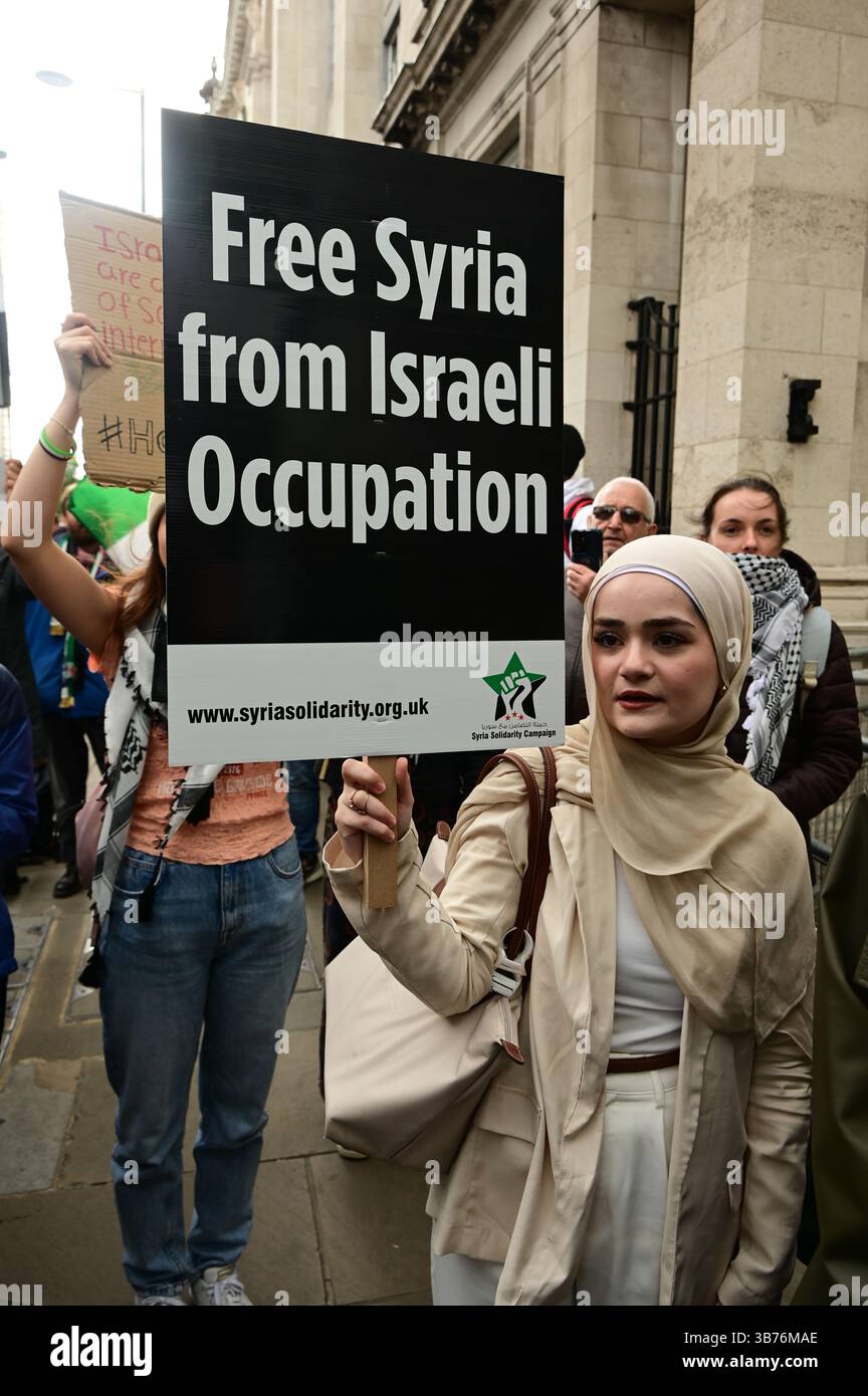 LONDRA, REGNO UNITO. 5 maggio 2025. Oggi Press TV: Funzionari iraniani e sauditi hanno congiuntamente affermato il loro impegno per la sovranità e l'integrità territoriale della Siria e condannato l'aggressione militare israeliana contro la nazione araba come "destabilizzante e illegale”. La protesta di Londra per fermare l'aggressione israeliana contro la Siria richiede la fine degli attacchi aerei israeliani contro la Siria e la fine dell'occupazione fuori dall'ambasciata israeliana a Londra, nel Regno Unito. (Foto di 李世惠/SEE li/Picture Capital) credito: Vedi li/Picture Capital/Alamy Live News Foto Stock