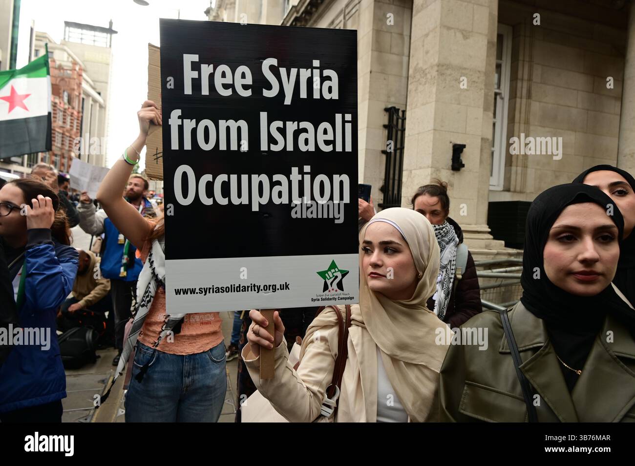LONDRA, REGNO UNITO. 5 maggio 2025. Oggi Press TV: Funzionari iraniani e sauditi hanno congiuntamente affermato il loro impegno per la sovranità e l'integrità territoriale della Siria e condannato l'aggressione militare israeliana contro la nazione araba come "destabilizzante e illegale”. La protesta di Londra per fermare l'aggressione israeliana contro la Siria richiede la fine degli attacchi aerei israeliani contro la Siria e la fine dell'occupazione fuori dall'ambasciata israeliana a Londra, nel Regno Unito. (Foto di 李世惠/SEE li/Picture Capital) credito: Vedi li/Picture Capital/Alamy Live News Foto Stock