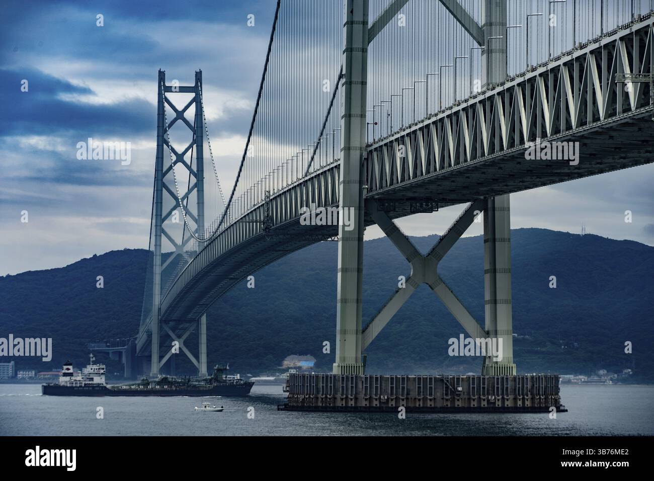 Ponte dello stretto di Akashi. Luogo delle riprese: Città di Akashi, Prefettura di Hyogo Foto Stock