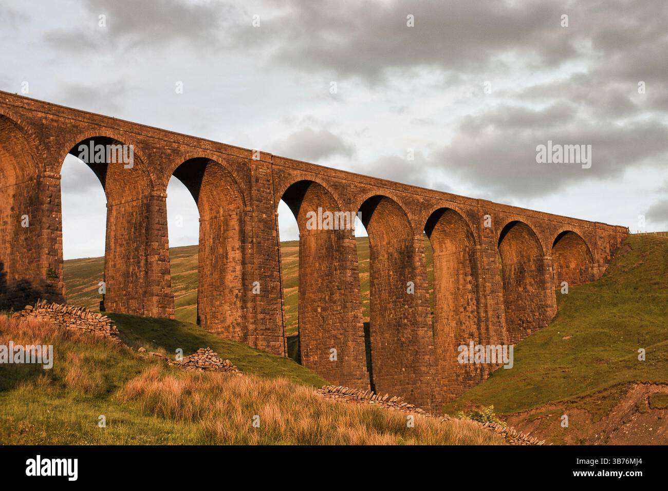 Vecchio viadotto di Artengill nel Parco Nazionale delle Dales dello Yorkshire Foto Stock