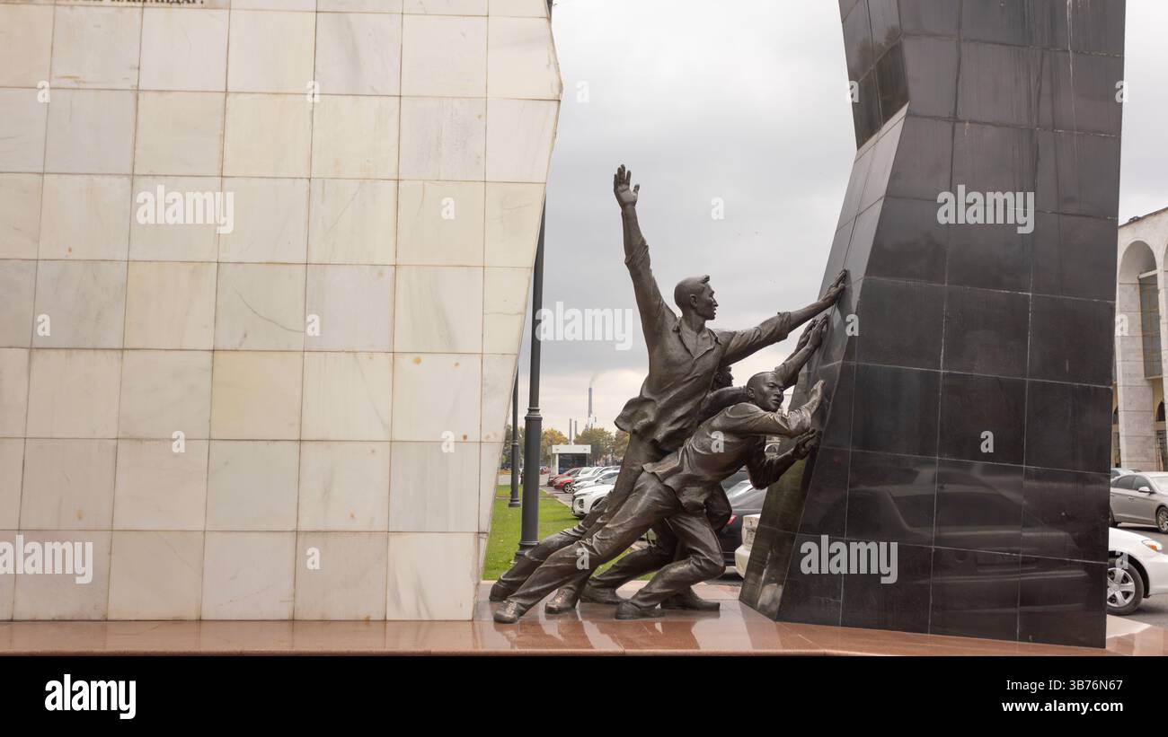 Bishkek, Kirghizistan - 12 ottobre 2024: Un monumento sul lato nord di Chuy Avenue che ricorda le rivolte del 2002 e del 2010 Foto Stock