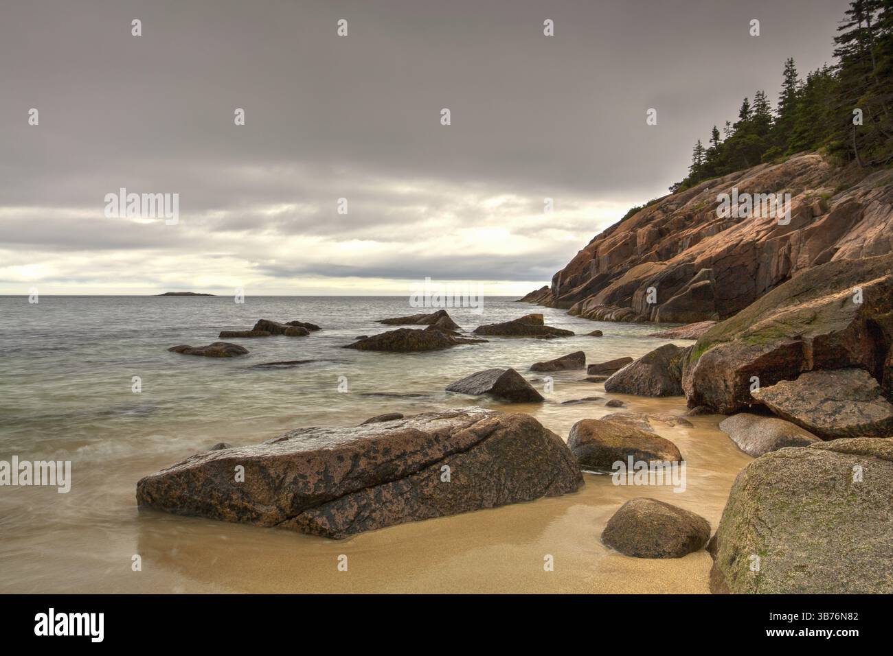 Vista della scogliera rocciosa costa al Parco Nazionale di Acadia. Maine, New England, STATI UNITI D'AMERICA - immagine HDR Foto Stock
