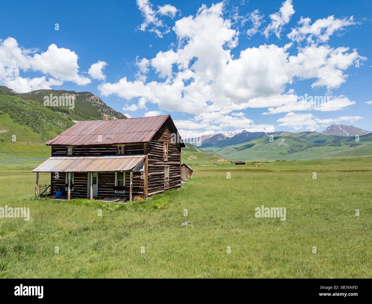 Vecchia casa rustica in legno sulle montagne vicino a Crested Butte, Colorado Foto Stock