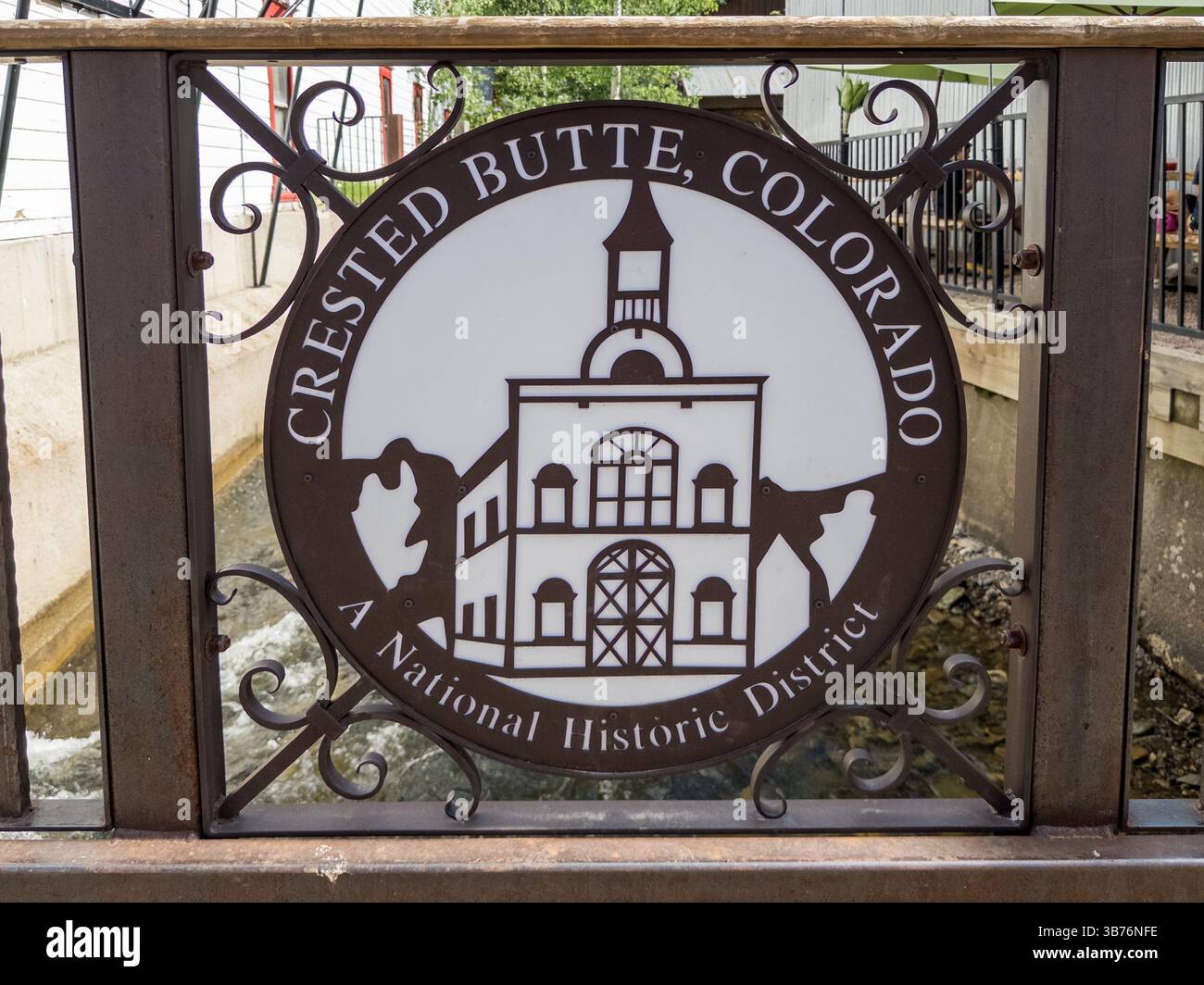 Crested Butte, Colorado - 23 giugno 2024: Cartello del distretto storico nazionale di Crested Butte in centro Foto Stock