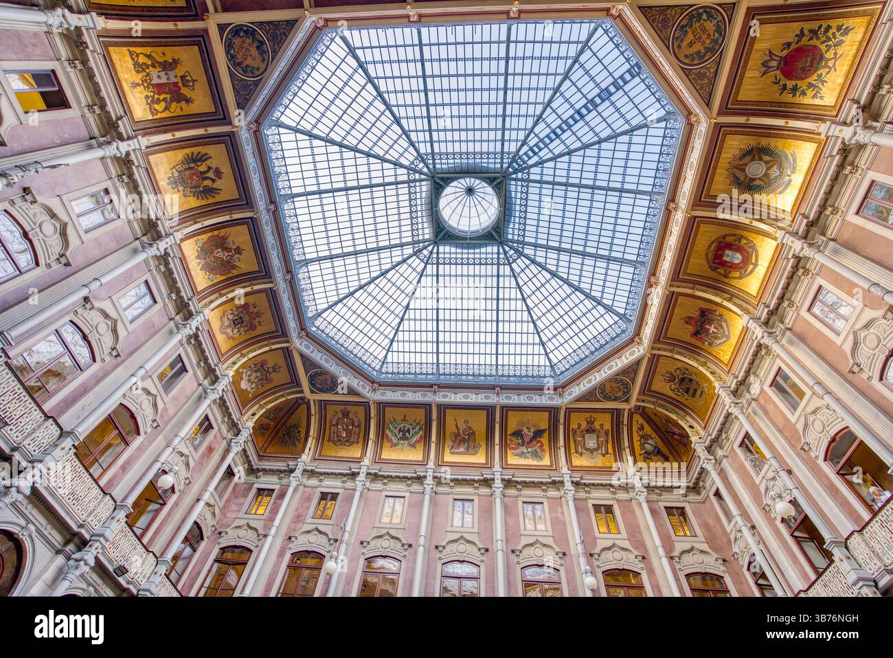 Lisbona, Portogallo - 7 settembre 2023: Interno del Palacio da Bolsa a Porto, Portogallo costruito nel XIX secolo dall'Associazione commerciale di P Foto Stock
