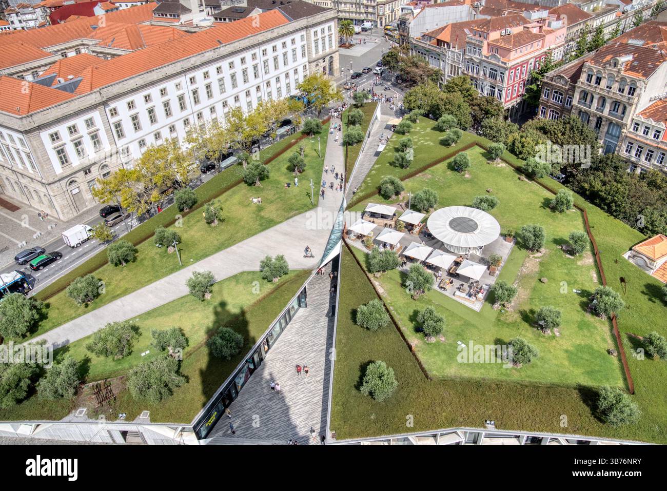 Porto, Portogallo - 8 settembre 2023: Veduta aerea della Praca de Lisboa o luogo di Lisbona. Aperta nel 2013, l'area è un'area commerciale a più piani Foto Stock