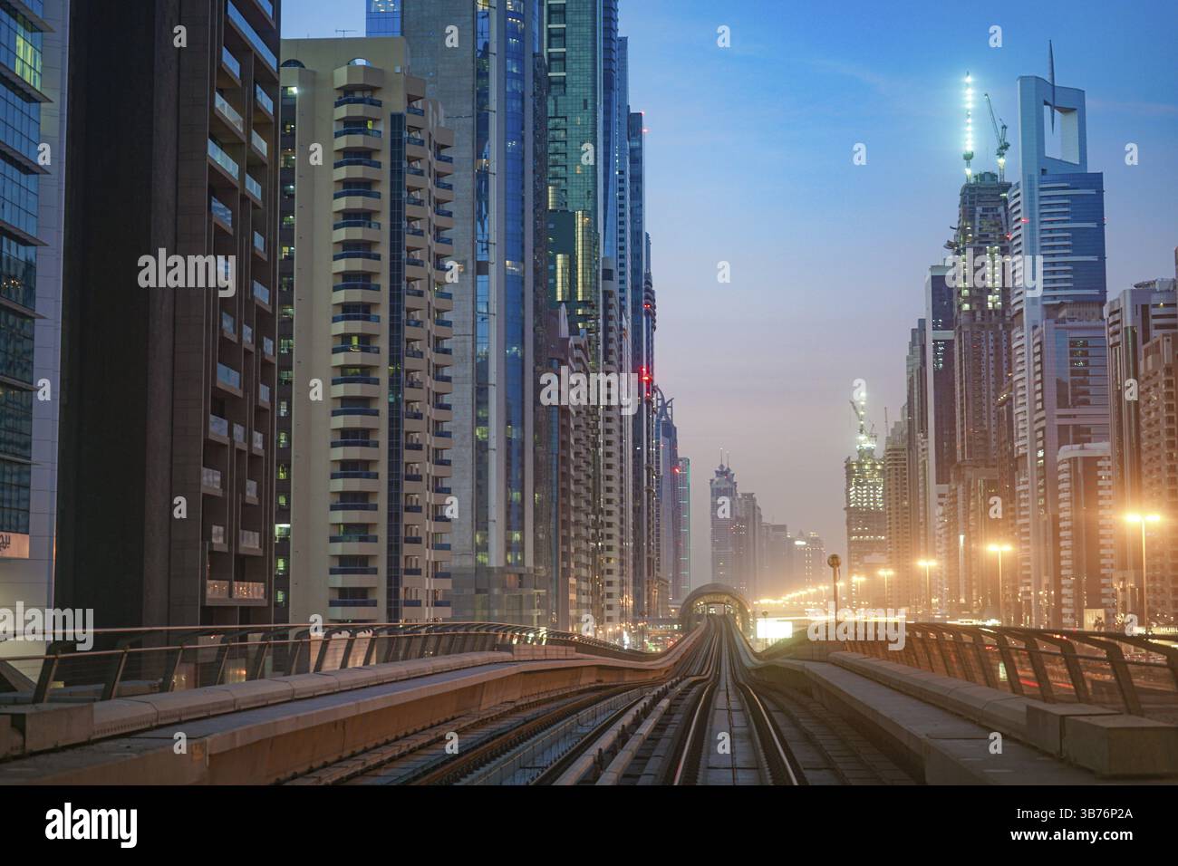 Dubai Sunrise Landscape (dalla metropolitana di Dubai Emirati Arabi Uniti). Luogo di tiro: Dubai Foto Stock