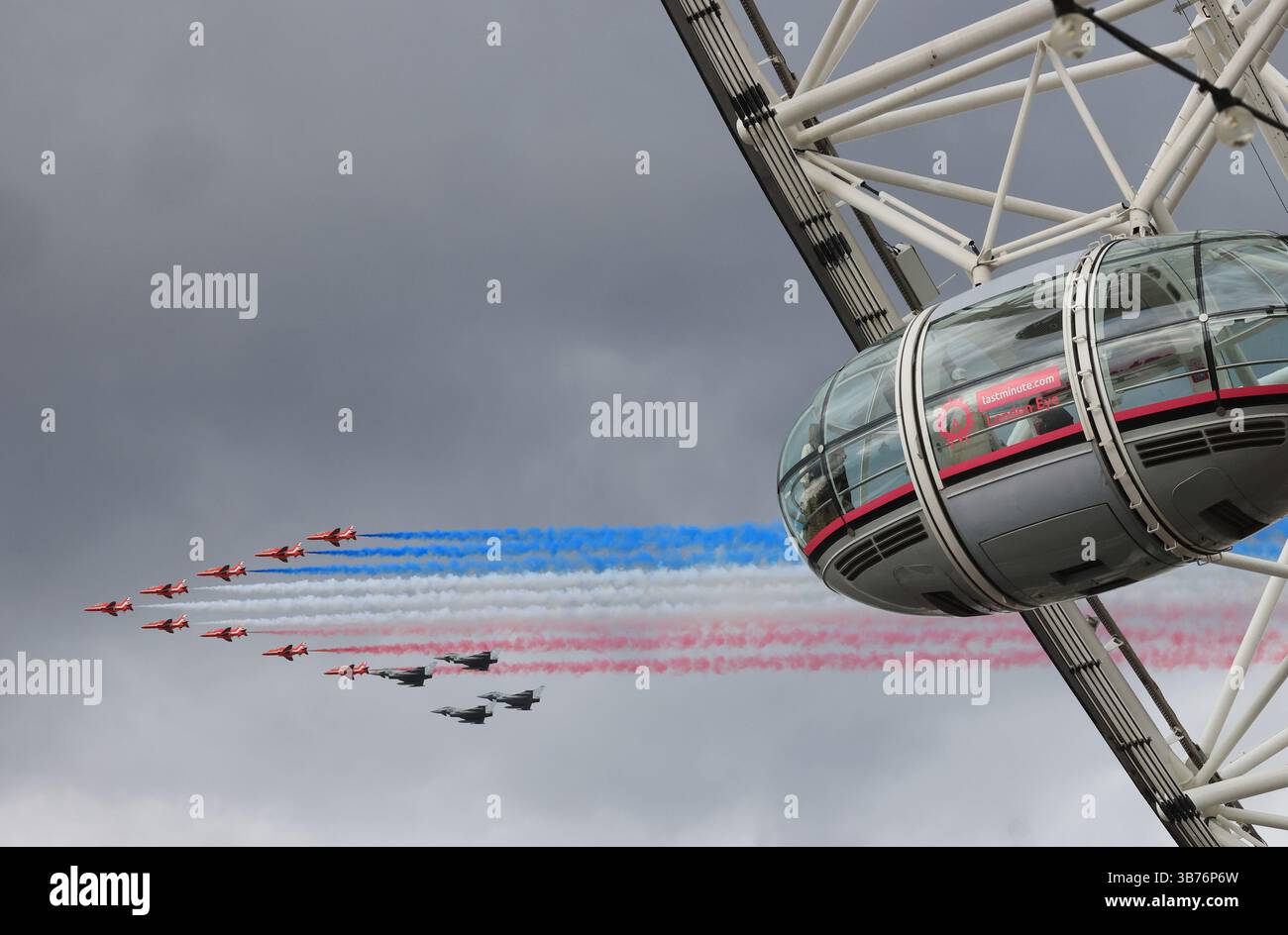 Londra, Regno Unito, 5 maggio 2025. Le frecce rosse sorvolano Buckingham Palace come parte delle commemorazioni per celebrare il 80° anniversario dal giorno del VE. Foto Stock