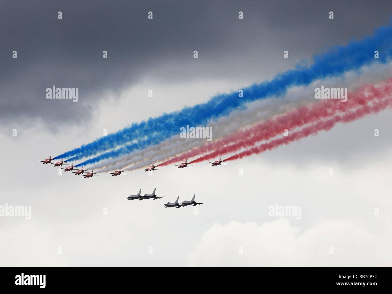 Londra, Regno Unito, 5 maggio 2025. Le frecce rosse sorvolano Buckingham Palace come parte delle commemorazioni per celebrare il 80° anniversario dal giorno del VE. Foto Stock