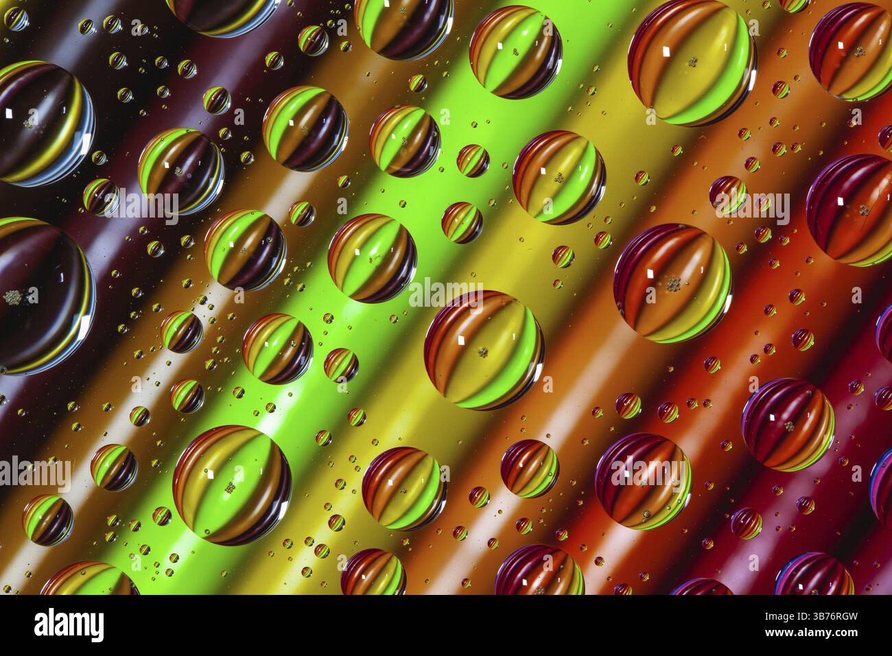 Colorare le matite sotto il vetro con gocce d'acqua. Concetto di ufficio Foto Stock