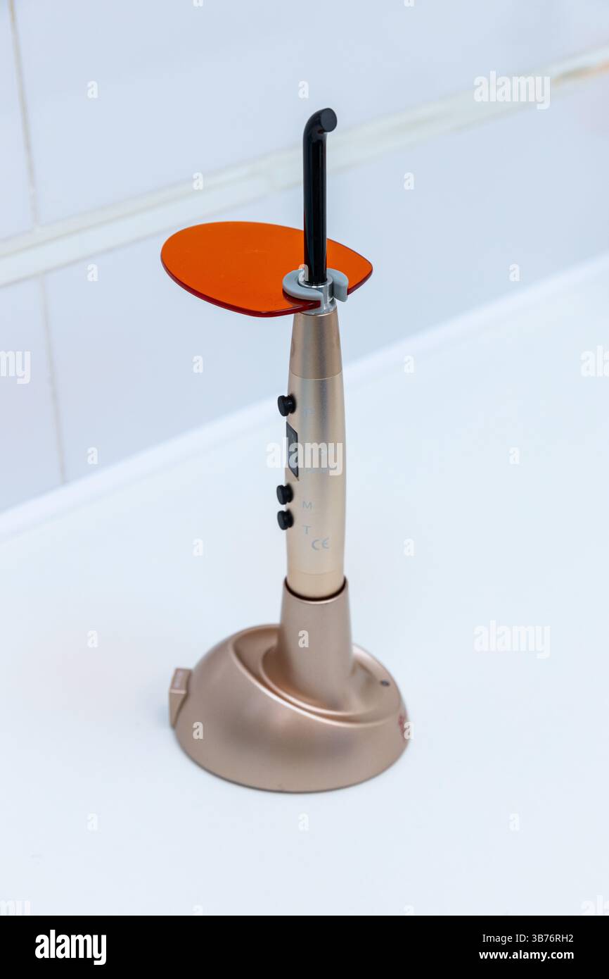 Questa immagine mostra una sofisticata luce dentale dotata di un design innovativo per una polimerizzazione efficace dei materiali compositi utilizzati nel settore dentale Foto Stock