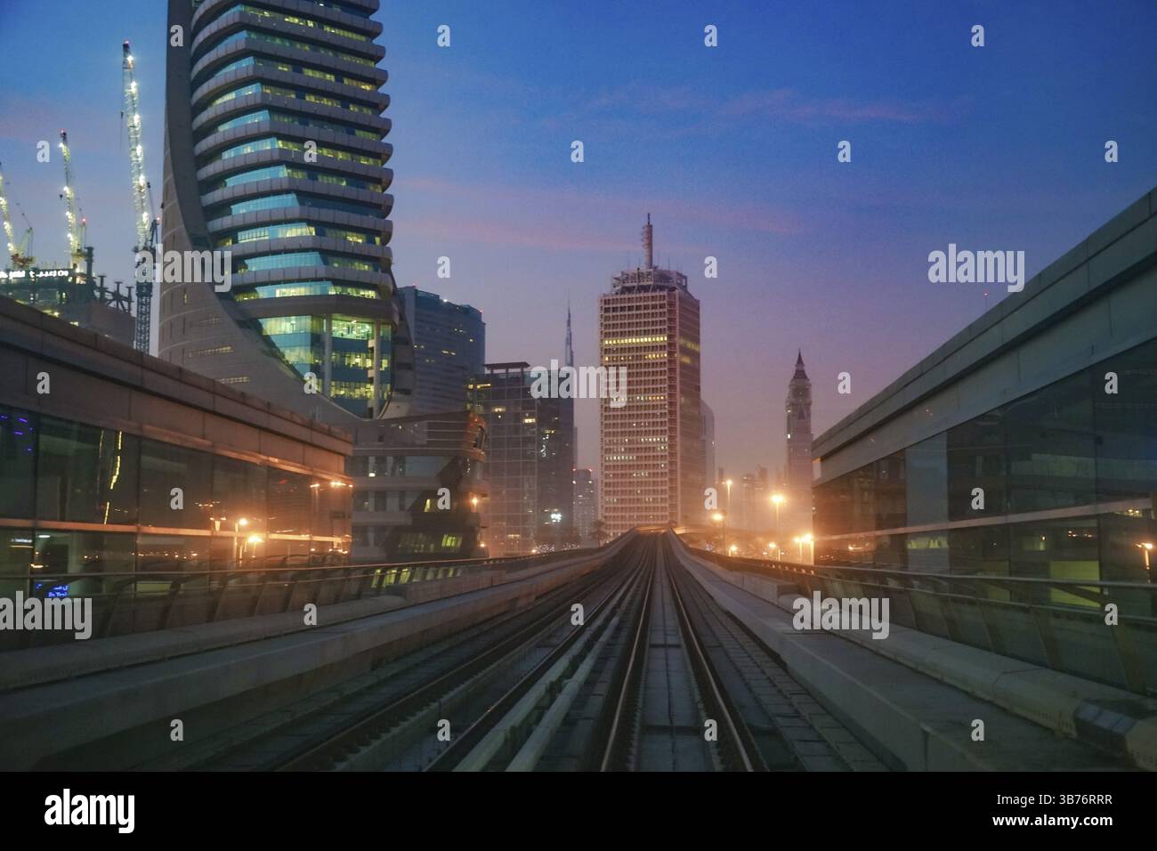 Dubai Sunrise Landscape (dalla metropolitana di Dubai Emirati Arabi Uniti). Luogo di tiro: Dubai Foto Stock