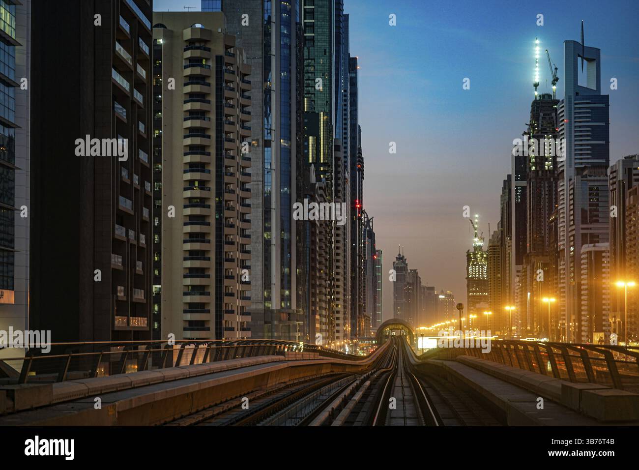 Paesaggio urbano di Dubai e raggio mattutino. Luogo di tiro: Dubai Foto Stock