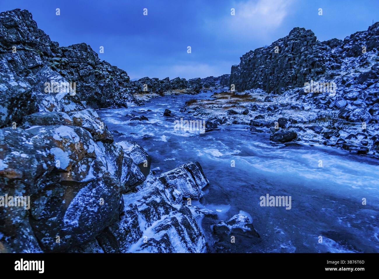 Strada sterrata e fiume blu. Luogo delle riprese: Islanda Foto Stock