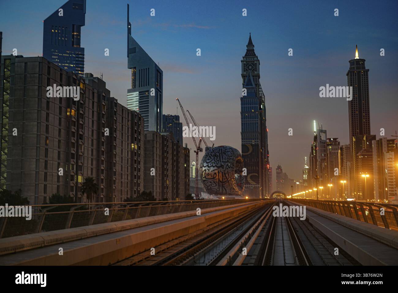Paesaggio urbano di Dubai e raggio mattutino. Luogo di tiro: Dubai Foto Stock