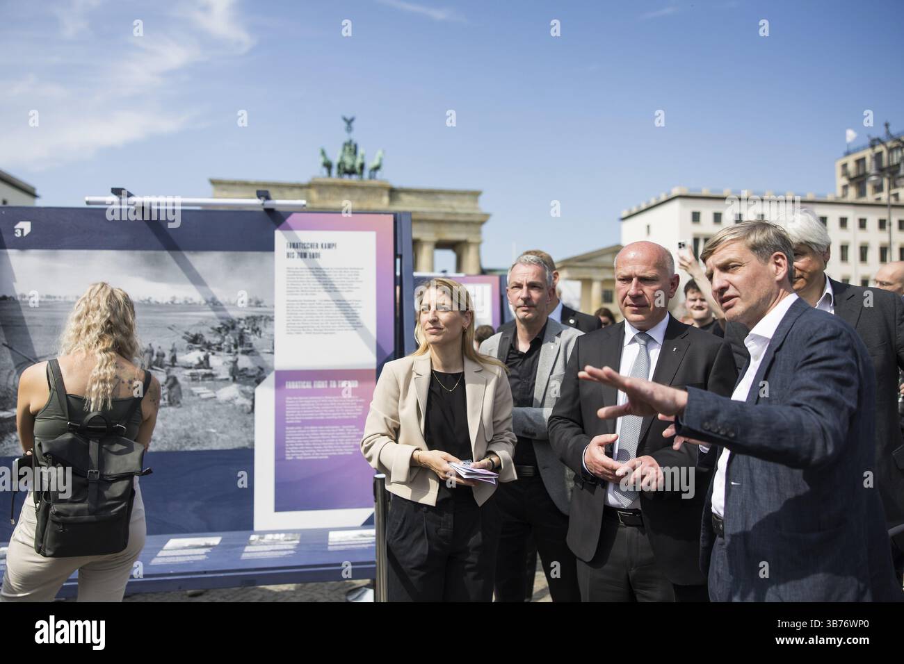 Kai Wegner (sindaco di Berlino) all'apertura della mostra ... finalmente pace? Come parte della settimana a tema 80 anni della fine della guerra - Foto Stock