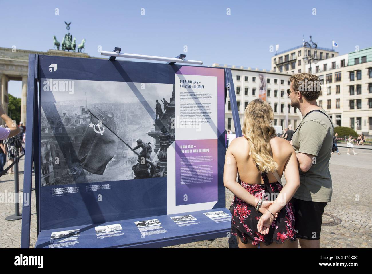 Visitatori all'apertura della mostra ... finalmente pace? Come parte della settimana tematica 80 anni della fine della guerra - Liberazione dell'Europa da nati Foto Stock