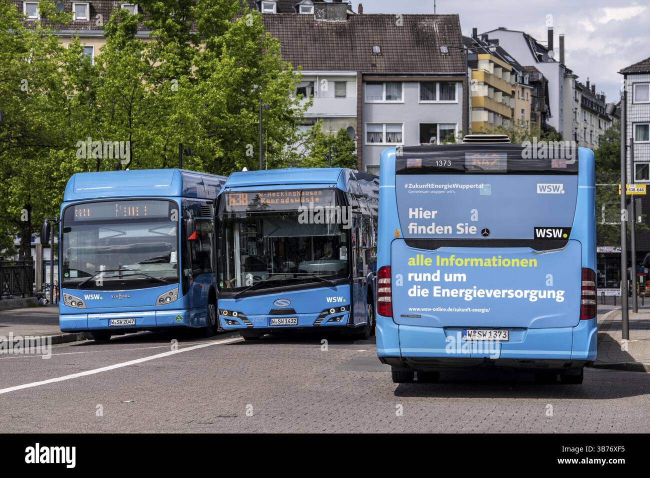 Parcheggio degli autobus, durante le pause, alla stazione di Barmen, autobus WSW, alla stazione ferroviaria principale di Wuppertal, Renania settentrionale-Vestfalia, Germania, Europa Foto Stock