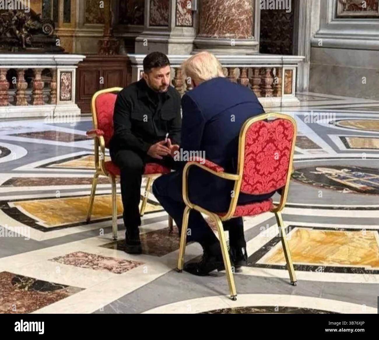 Il presidente DEGLI STATI UNITI Donald Trump At Right parla con il primo ministro ucraino Zelensky nella Basilica di San Pietro prima del funerale di Papa Francesco il 26 aprile 202 foto: Ufficio presidenziale ucraino Foto Stock