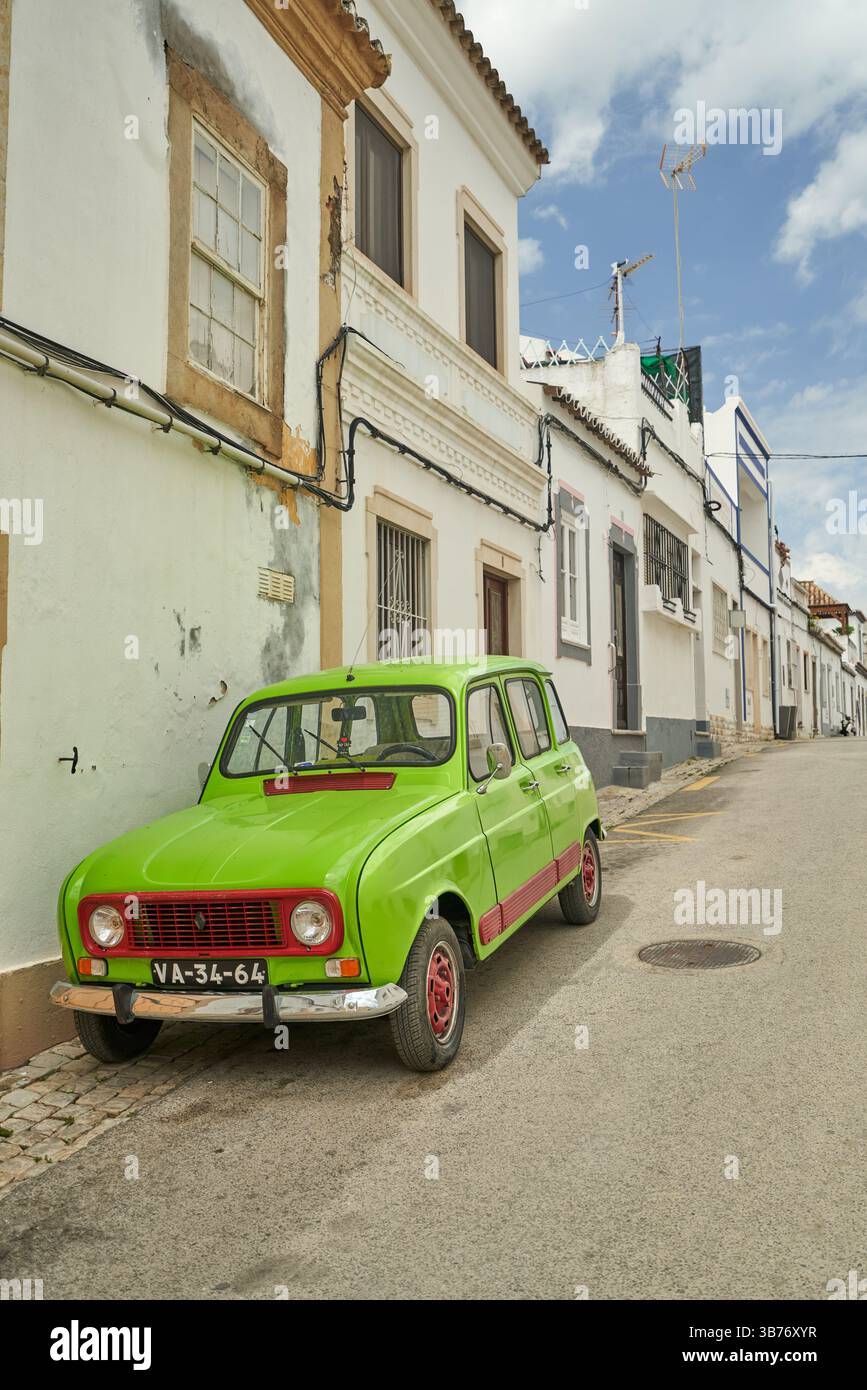 Verde lime Renault 4 GTL parcheggiata nelle strade laterali di Tavira, Portogallo. Foto Stock
