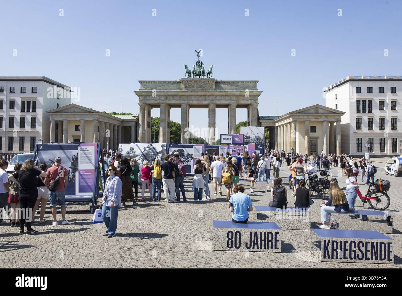 Visitatori all'apertura della mostra ... finalmente pace? Come parte della settimana tematica 80 anni della fine della guerra - Liberazione dell'Europa da nati Foto Stock