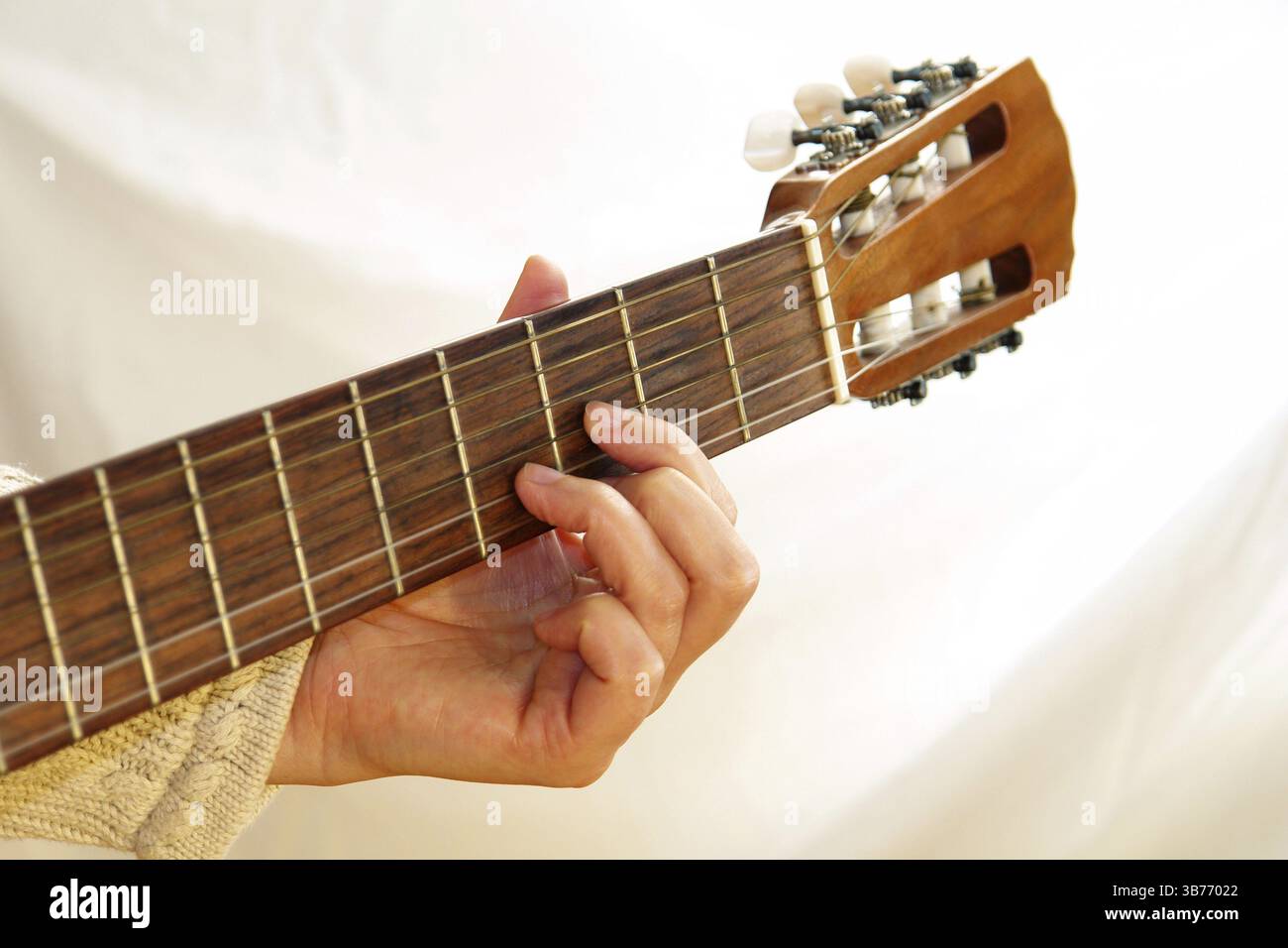 Chitarra musicale archi strumento in legno mano donna Hobby Grips Fret Fret Finger Notes Foto Stock
