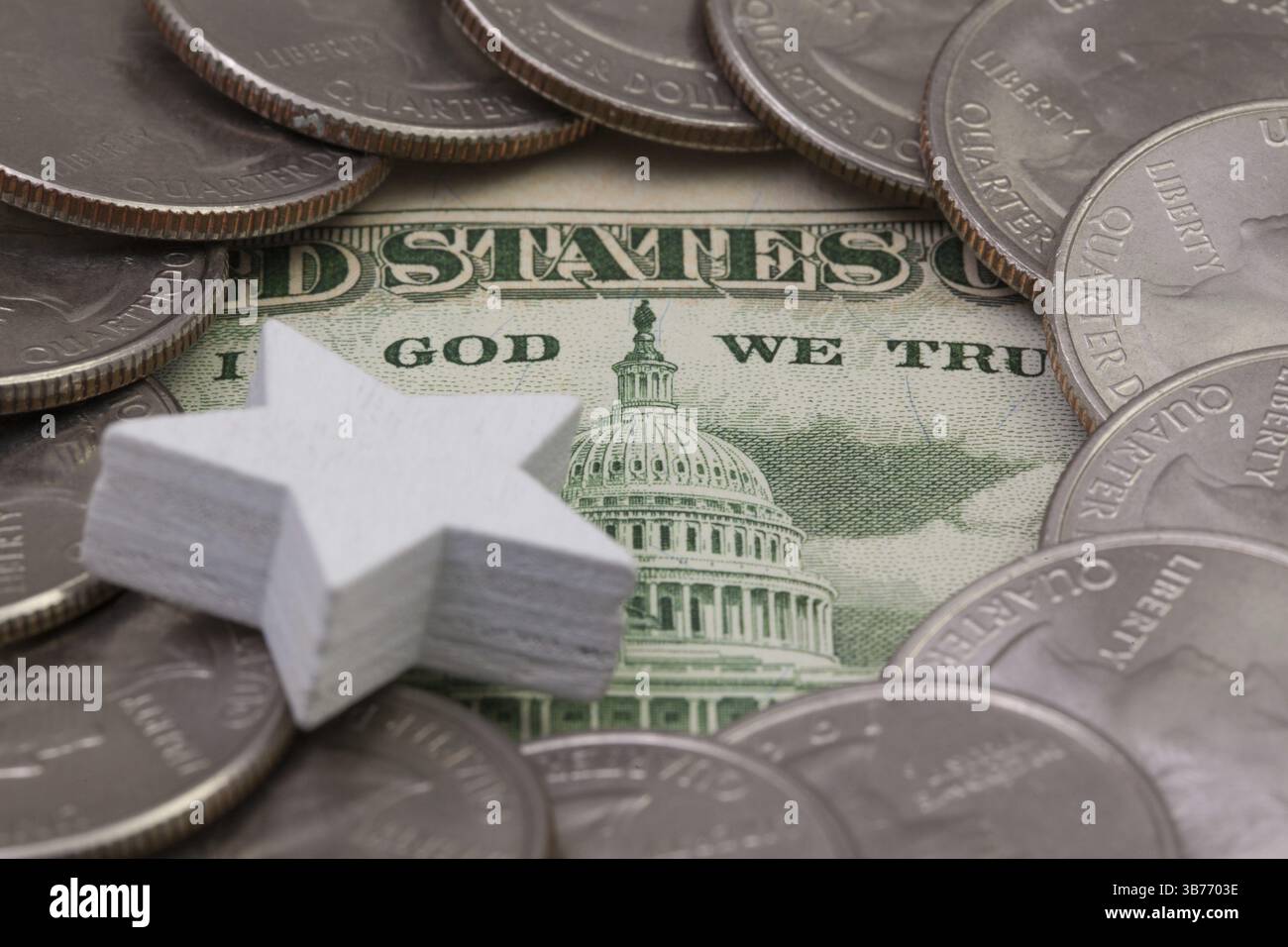 Stato di New York e monete degli Stati Uniti. Mucchio di monete da un quarto degli Stati Uniti con George Washington e in cima un quarto dello Stato di New York Foto Stock