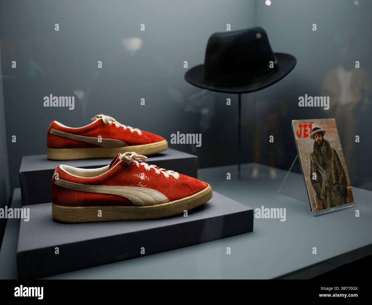 New York, Stati Uniti. 5 maggio 2025. Una mostra che onora lo stile di Knicks Legend Walt Clyde' Frazier, incluse le sue sneakers Puma firmate, è in mostra all'apertura della mostra Superfine: Sartoring Black Style al Metropolitan Museum of Art lunedì 5 maggio 2025 a New York City. Superfine: Sartoring Black Style esplora l'importanza dello stile sartoriale per i neri dal XVIII secolo ad oggi attraverso la lente del dandyismo. Foto di John Angelillo/UPI credito: UPI/Alamy Live News Foto Stock