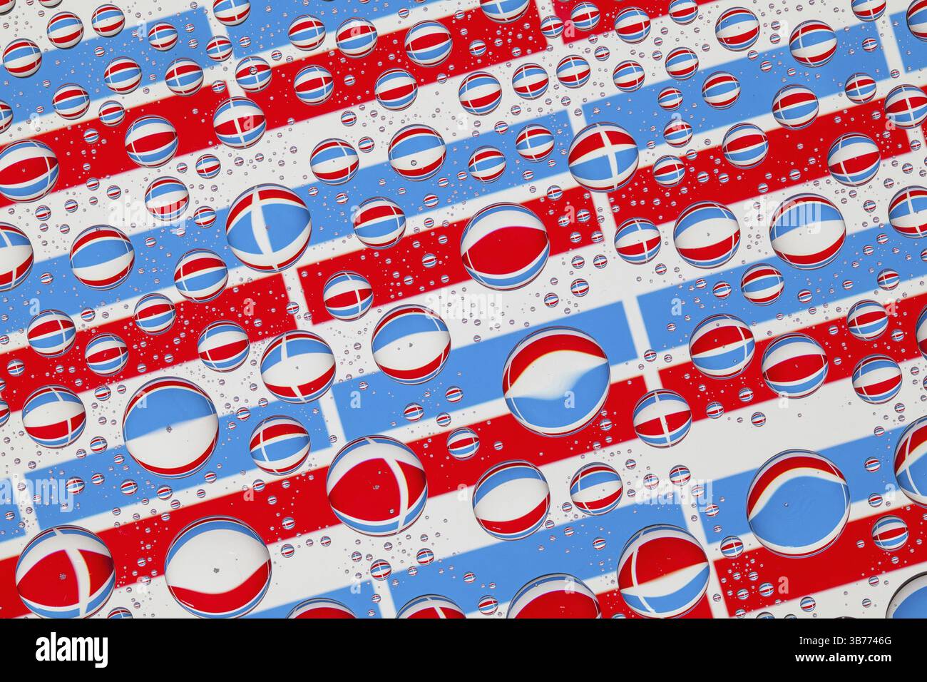 Bandiere del Lussemburgo, dietro un vetro coperto da gocce di pioggia. Motivo delle bandiere del Lussemburgo Foto Stock