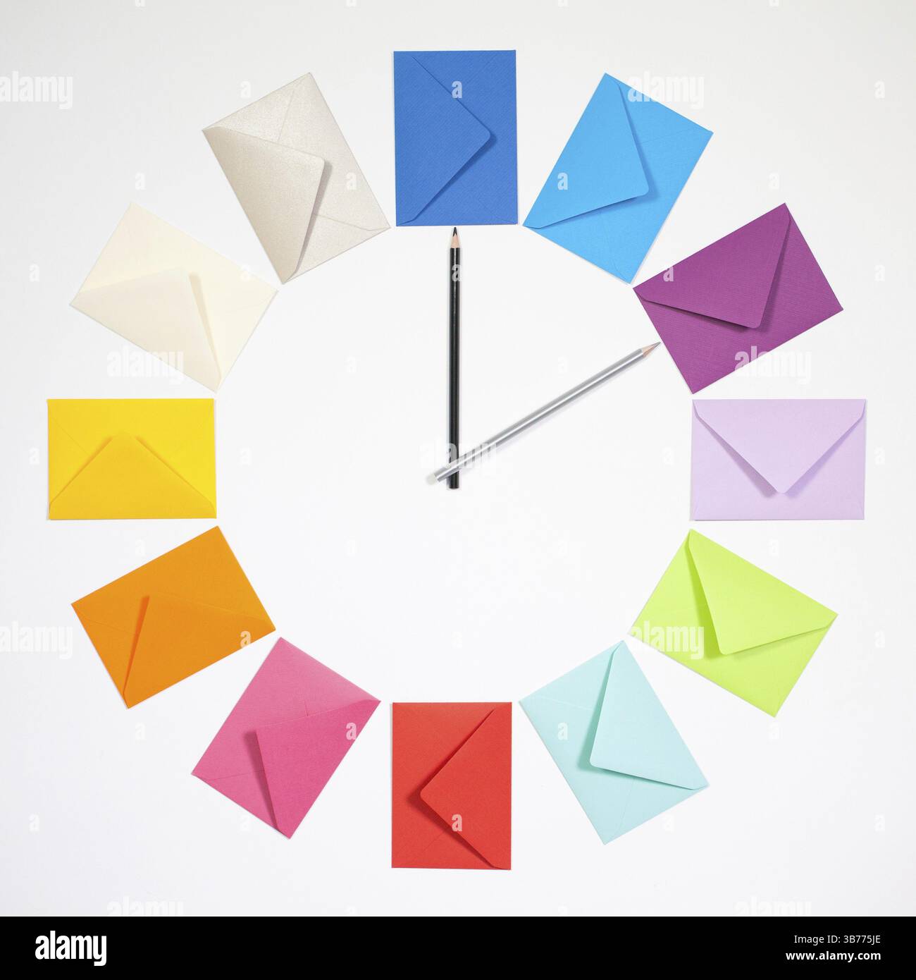 Dodici buste isolate su sfondo bianco. Orologio di buste colorate per la posta di Natale Foto Stock