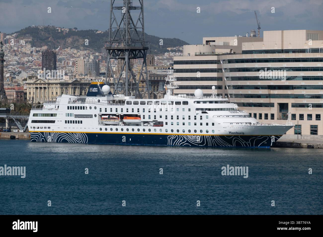 Nave da crociera Hmaburg della compagnia Plantours & Partner GmbH, attraccata al molo di Barcellona accanto al World Trade Center. Foto Stock