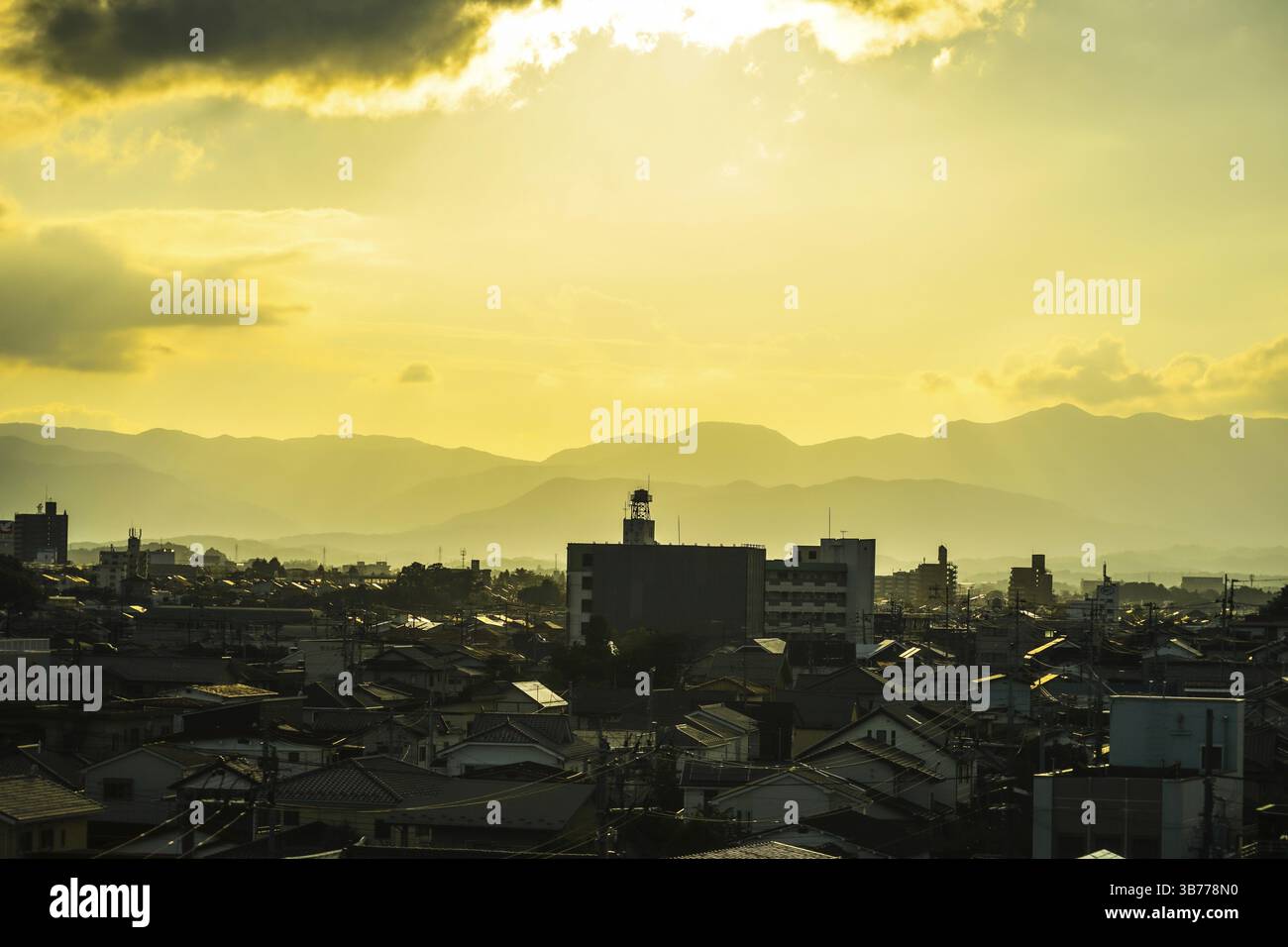 Crepuscolo e zona residenziale di â€‹â€‹il profilo. Luogo delle riprese: Prefettura di Fukushima Foto Stock
