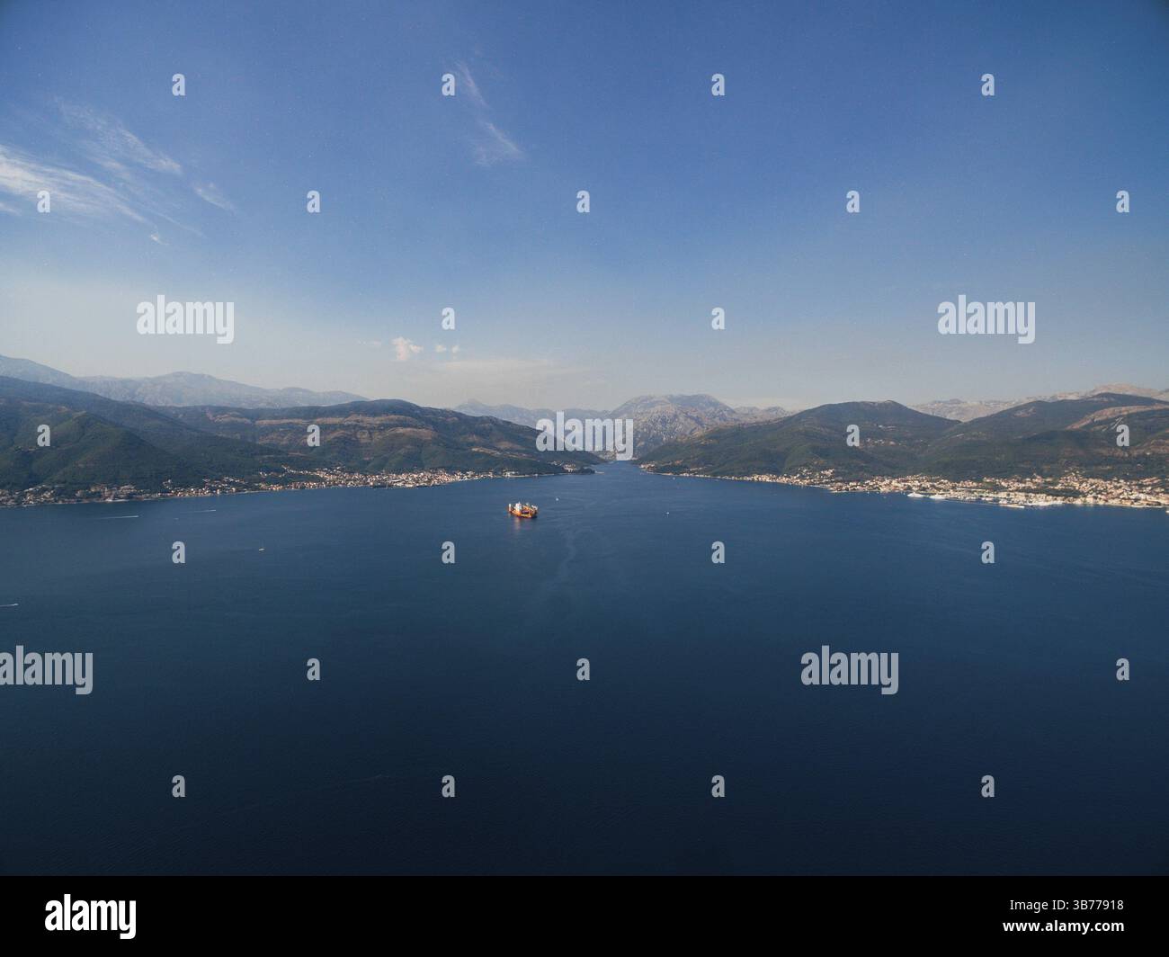 Lichterov, bacino bagnato - riparare il grande bacino galleggiante nel mare, nel Golfo di Cattaro in Montenegro, vicino alla penisola di Lustica Foto Stock
