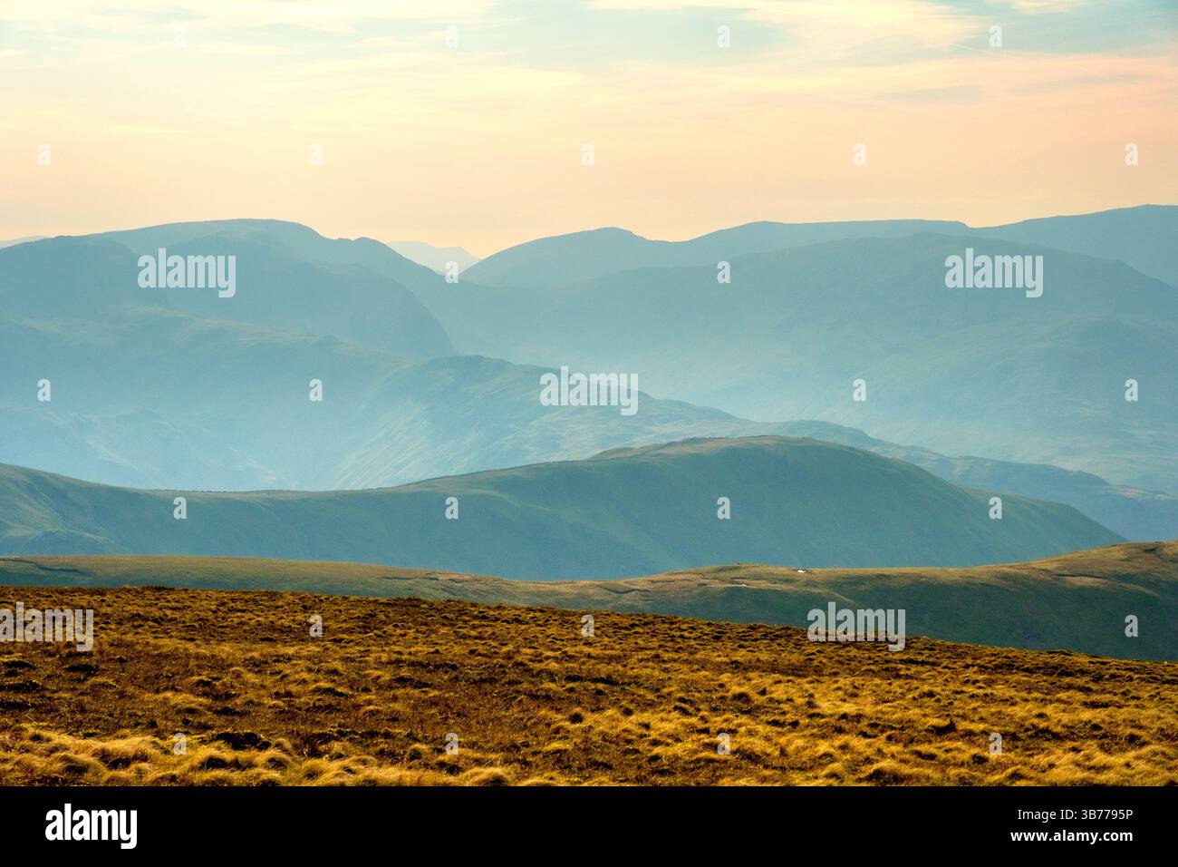 Il Lake District di prima mattina si estende dalle colline di High Street nella parte orientale del Lake District, Cumbria, Regno Unito Foto Stock