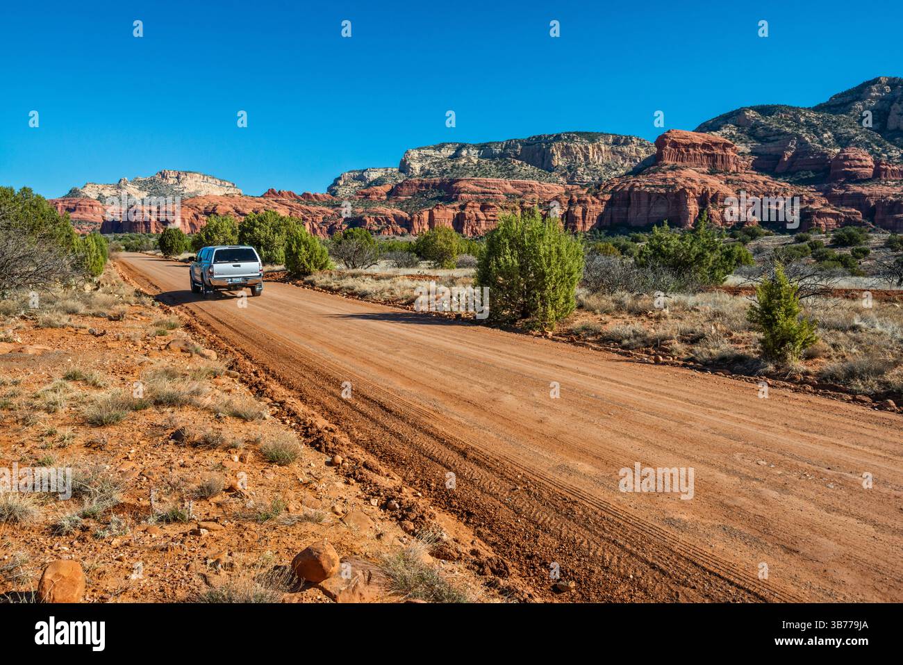 Veicolo su strada sterrata per le rovine di Palatki, nel Red Rock Canyon, scogliere di Red Rock-Secret Mountain Wilderness, Coconino Natl Forest, vicino a Sedona, Arizona, Stati Uniti Foto Stock