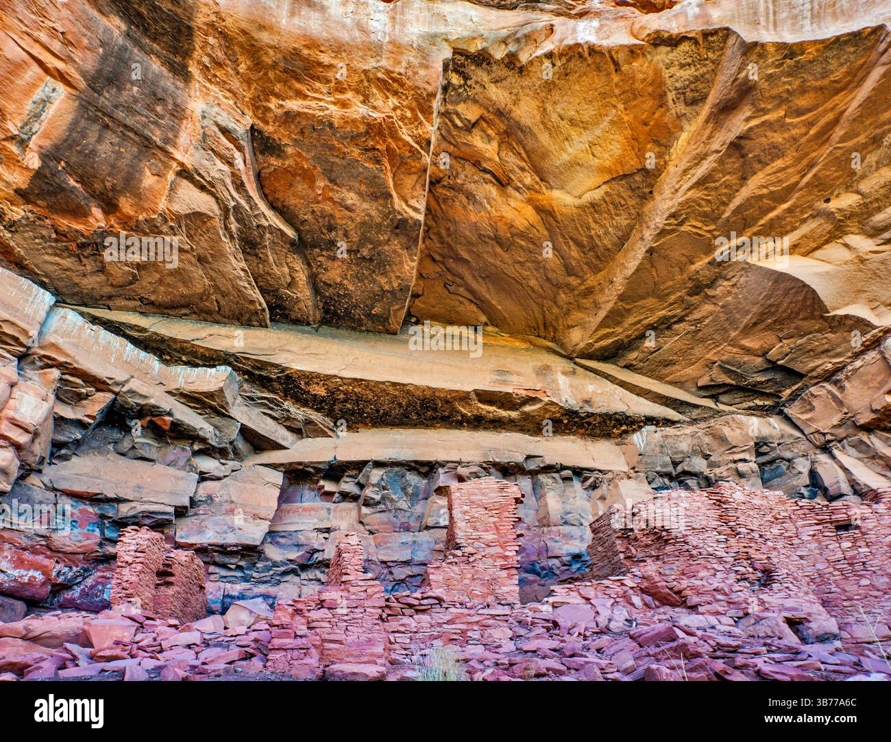 Dimore rupestri presso le rovine di Honanki, Honanki Heritage Site, Coconino National Forest, vicino a Sedona, Arizona, STATI UNITI Foto Stock