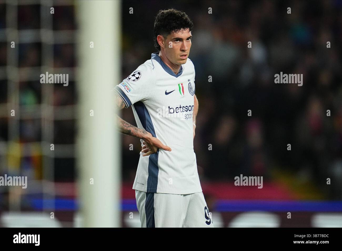 Barcellona, Spagna. 1° maggio 2025. Alessandro bastoni dell'Inter Milan durante la partita di UEFA Champions League, semifinali, prima tappa, tra FC Barcelona e Inter de Milan giocata allo stadio Lluis Companys il 30 2025 aprile a Barcellona in Spagna. (Foto di Bagu Blanco/Pressinphoto) credito: PRESSINPHOTO SPORTS AGENCY/Alamy Live News Foto Stock