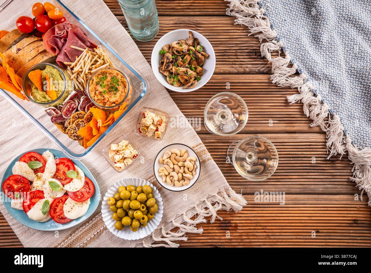 Vassoio con antipasti e vino per un picnic e per mangiare all'aperto Foto Stock