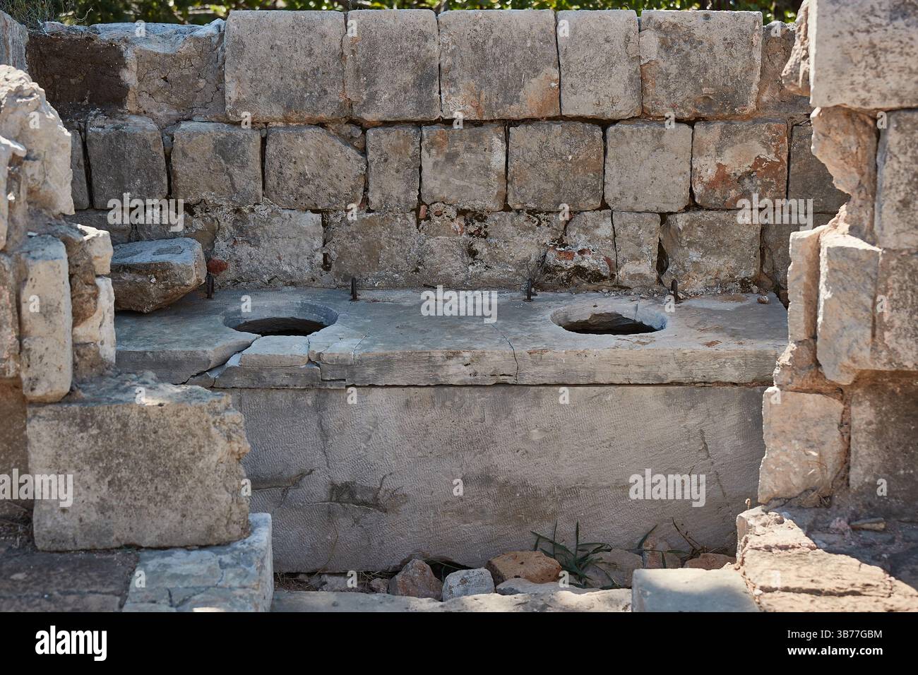 Bagno medievale con mura del castello, fori di pietra Foto Stock