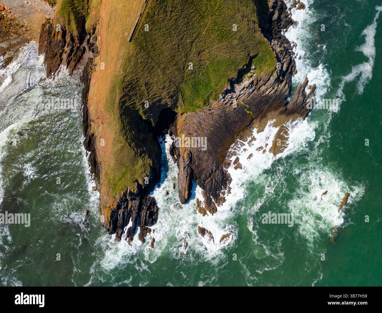 Veduta aerea di Siccar Point, famoso elemento geologico storico, luogo della non conformità di Hutton, nel Berwickshire , Scottish Borders, Scozia, Regno Unito Foto Stock