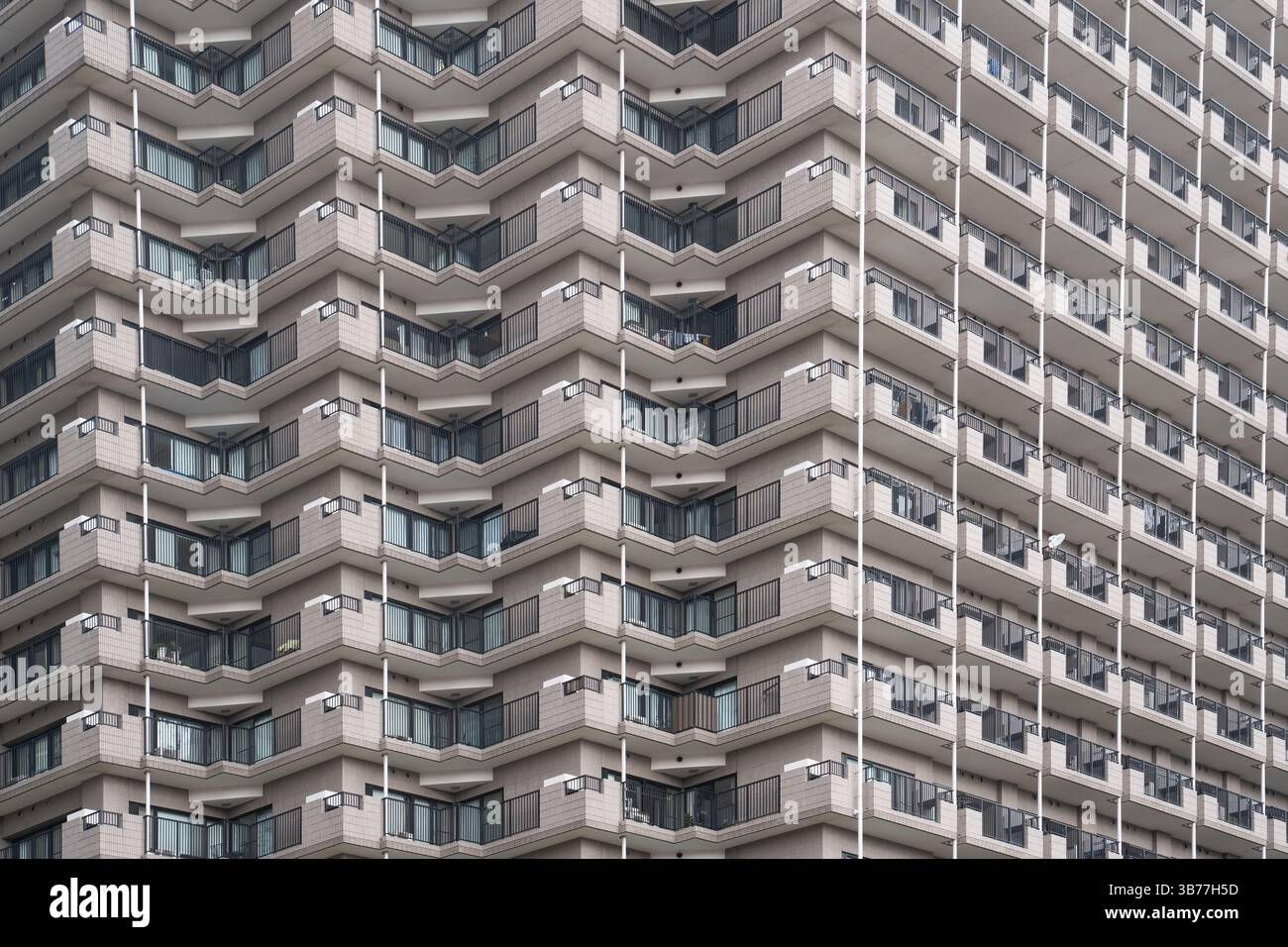 Tokyo, Giappone - 6 agosto 2024: Dettaglio architettonico di un edificio a Tokyo durante una giornata nuvolosa Foto Stock