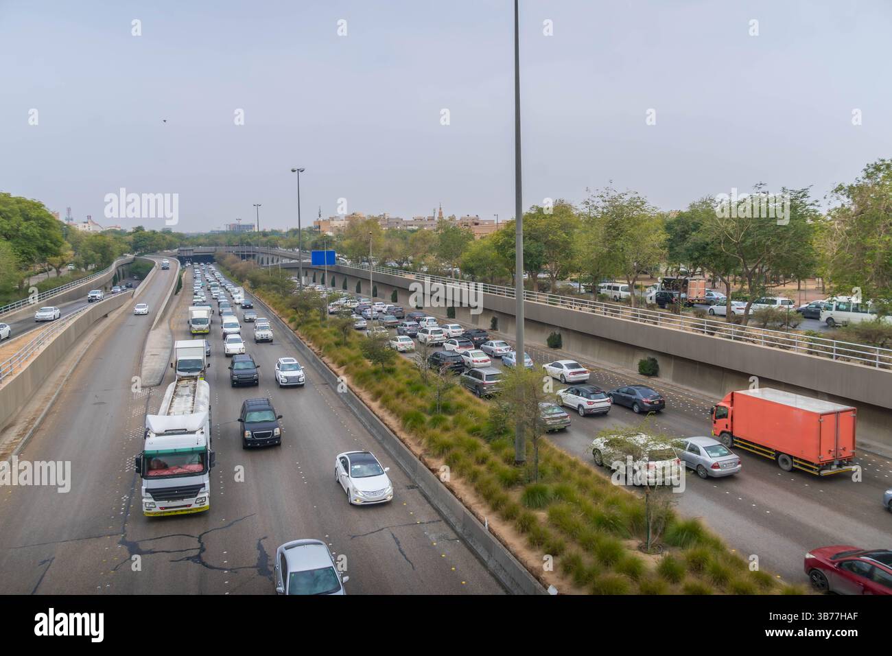 Ingorgo di traffico pesante su un'autostrada a più corsie a Riyadh, la capitale dell'Arabia Saudita. Foto Stock