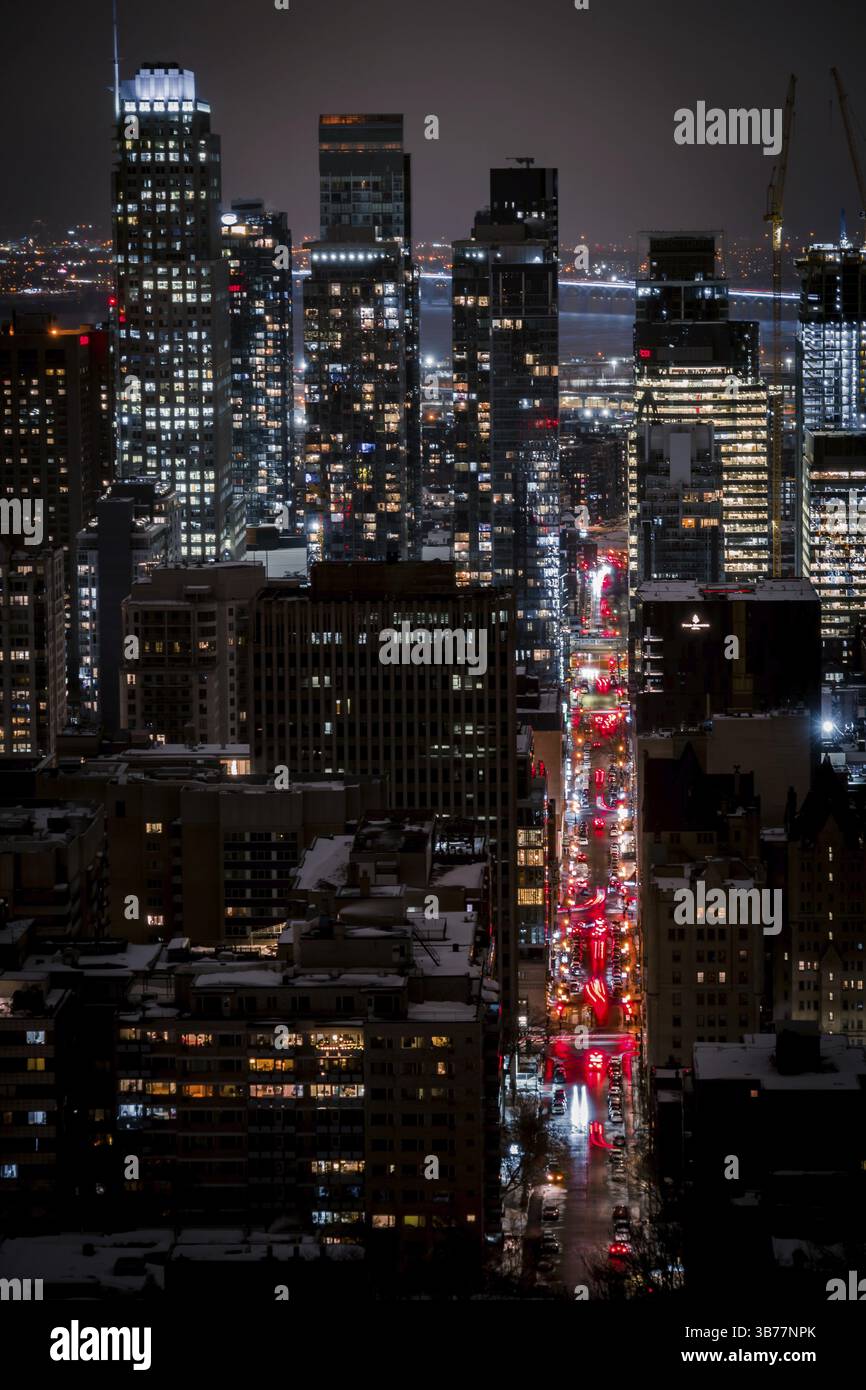 Strada nel centro di â€‹â€‹notte invernale. Location delle riprese: Toronto Foto Stock
