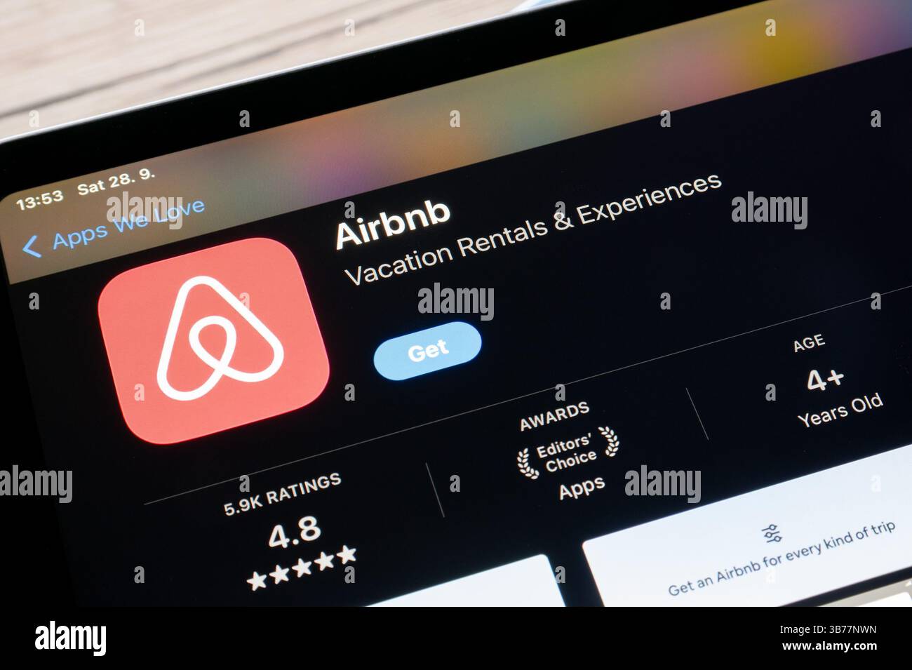 OSTRAVA, CECHIA - 28 SETTEMBRE 2024: Apple App Store con applicazione mobile Airbnb per prenotare un alloggio Foto Stock