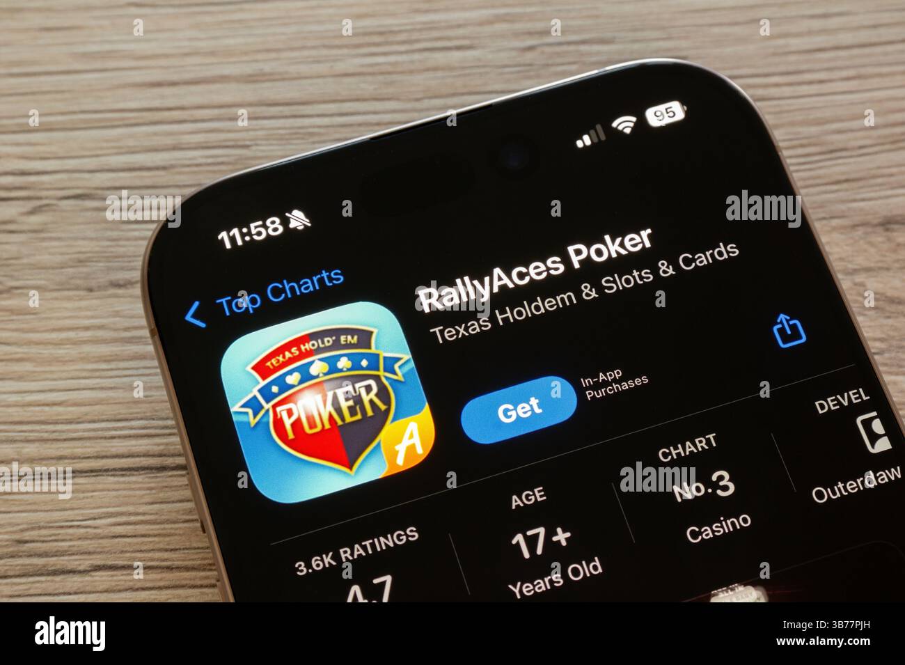 OSTRAVA, CECHIA - 19 GENNAIO 2025: Apple App Store con RallyAces Poker mobile poker e applicazione casinò Foto Stock