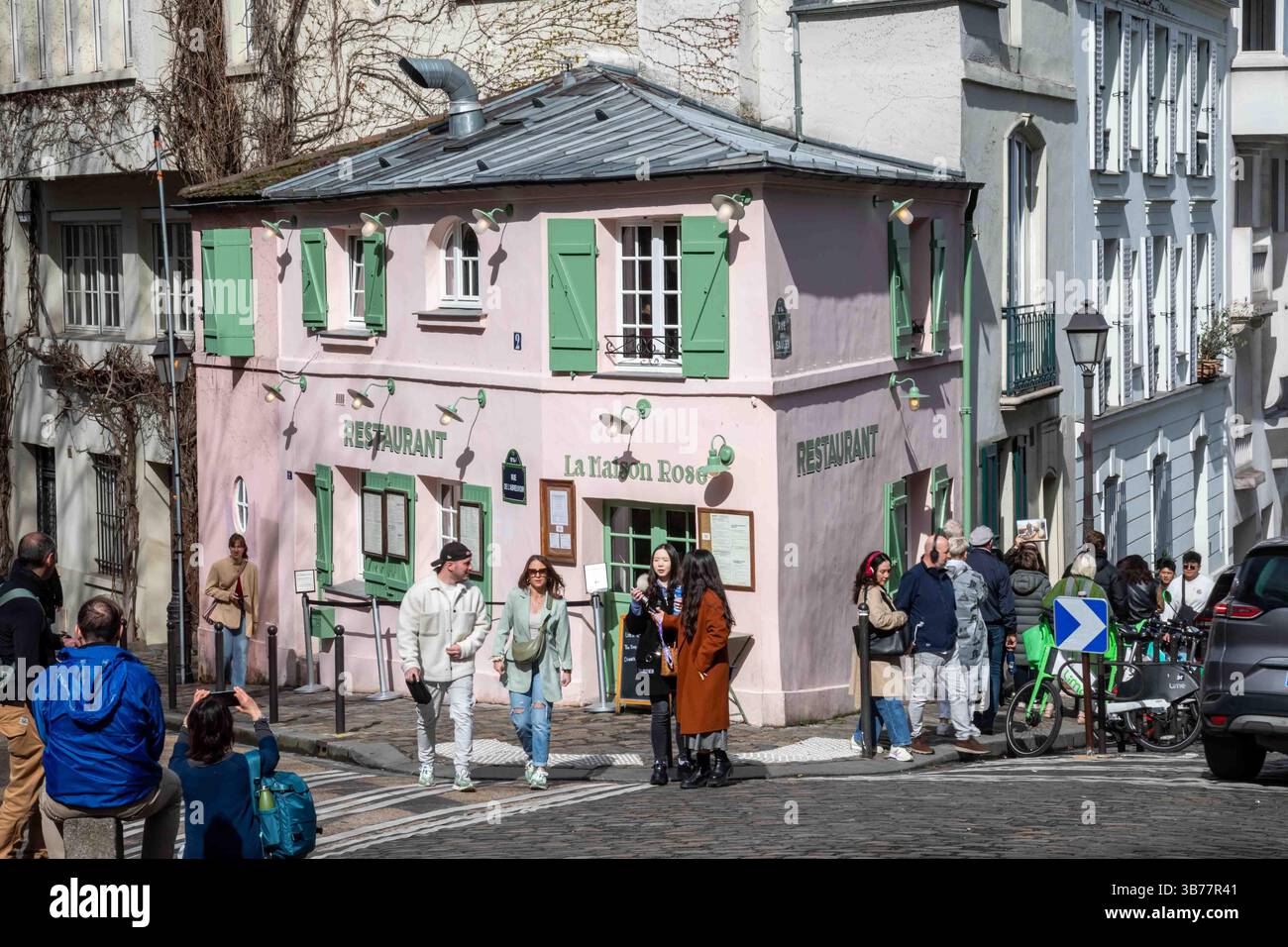 Turisti intorno a la Maison Rose al 2 Rue de l'Abreuvoir nel quartiere Montmartre di Parigi, Francia Foto Stock