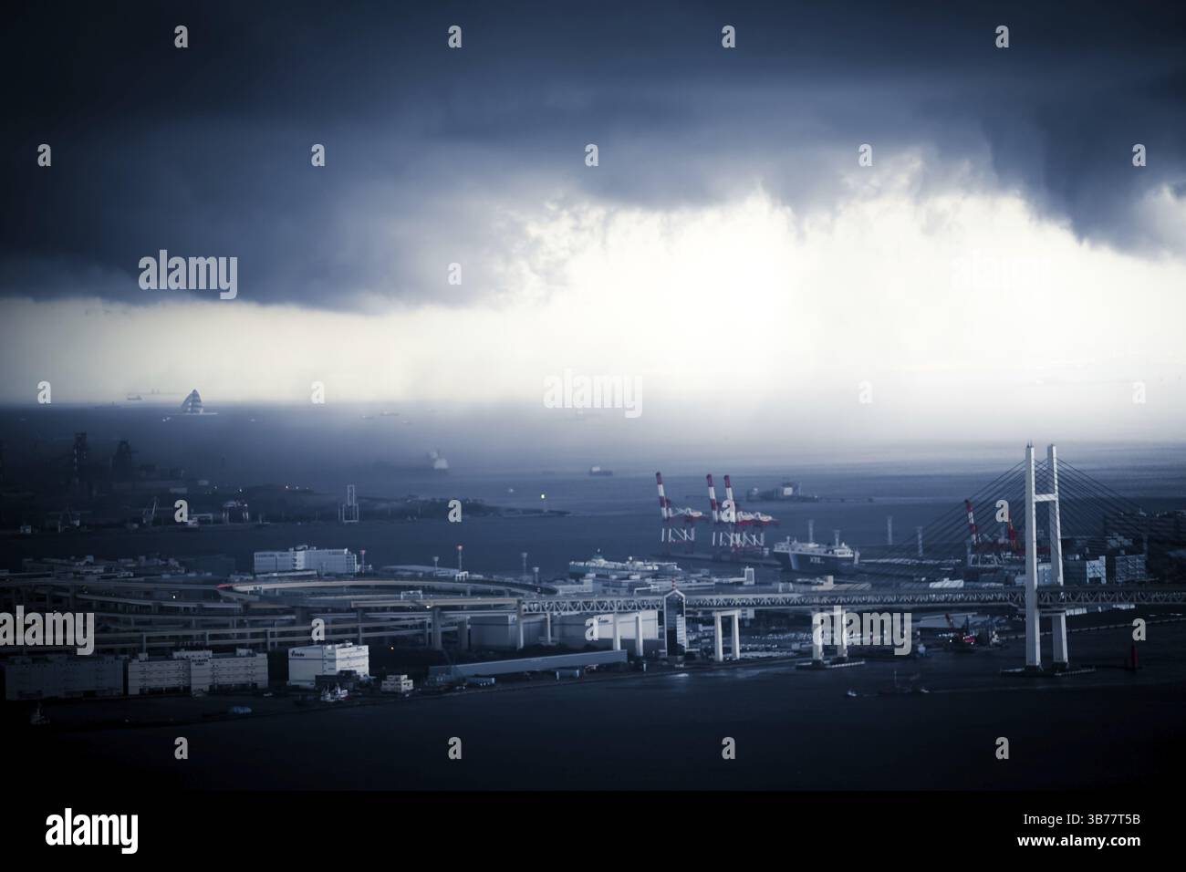 Keihin zona industriale paesaggio. Località di tiro: Prefettura di kanagawa, città di Yokohama Foto Stock