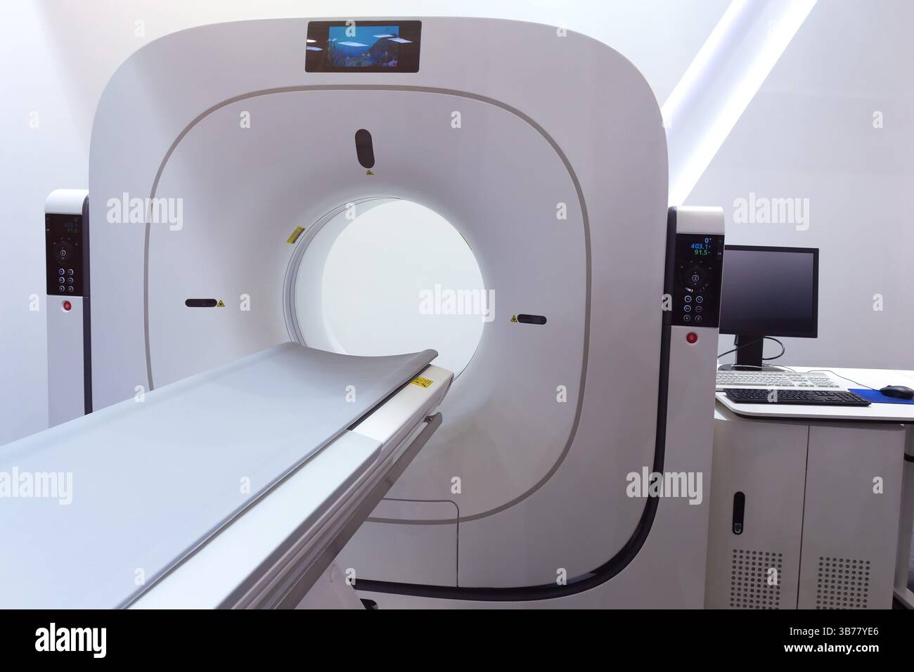 La macchina MRI è pronta per la ricerca in una stanza d'ospedale. Medicina Foto Stock